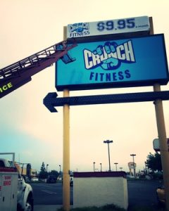 Read more about the article Oversized banner for Crunch Gym in Northridge