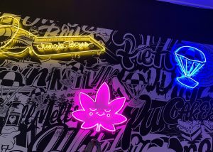 Read more about the article Pot Leaf and Parachute Neon Sign for Jungle Boys in Los Angeles