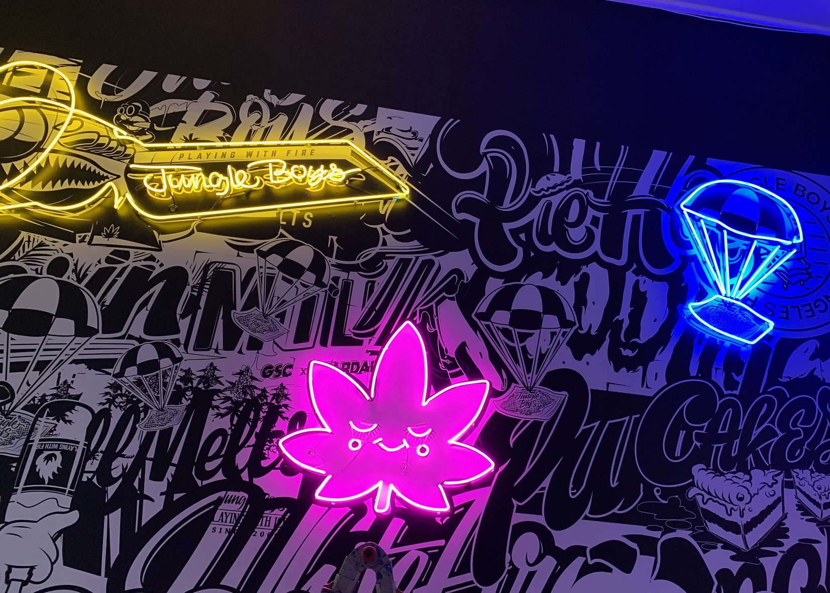 You are currently viewing Pot Leaf and Parachute Neon Sign for Jungle Boys in Los Angeles