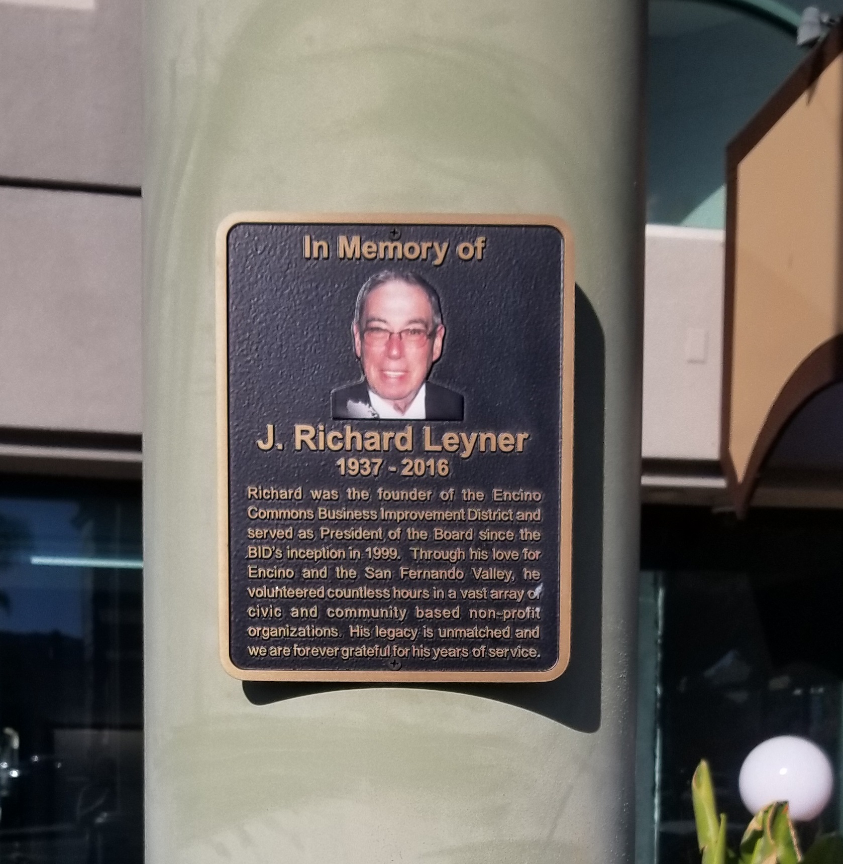 You are currently viewing Dedication Plaque for Richard Leyner in Encino Commons