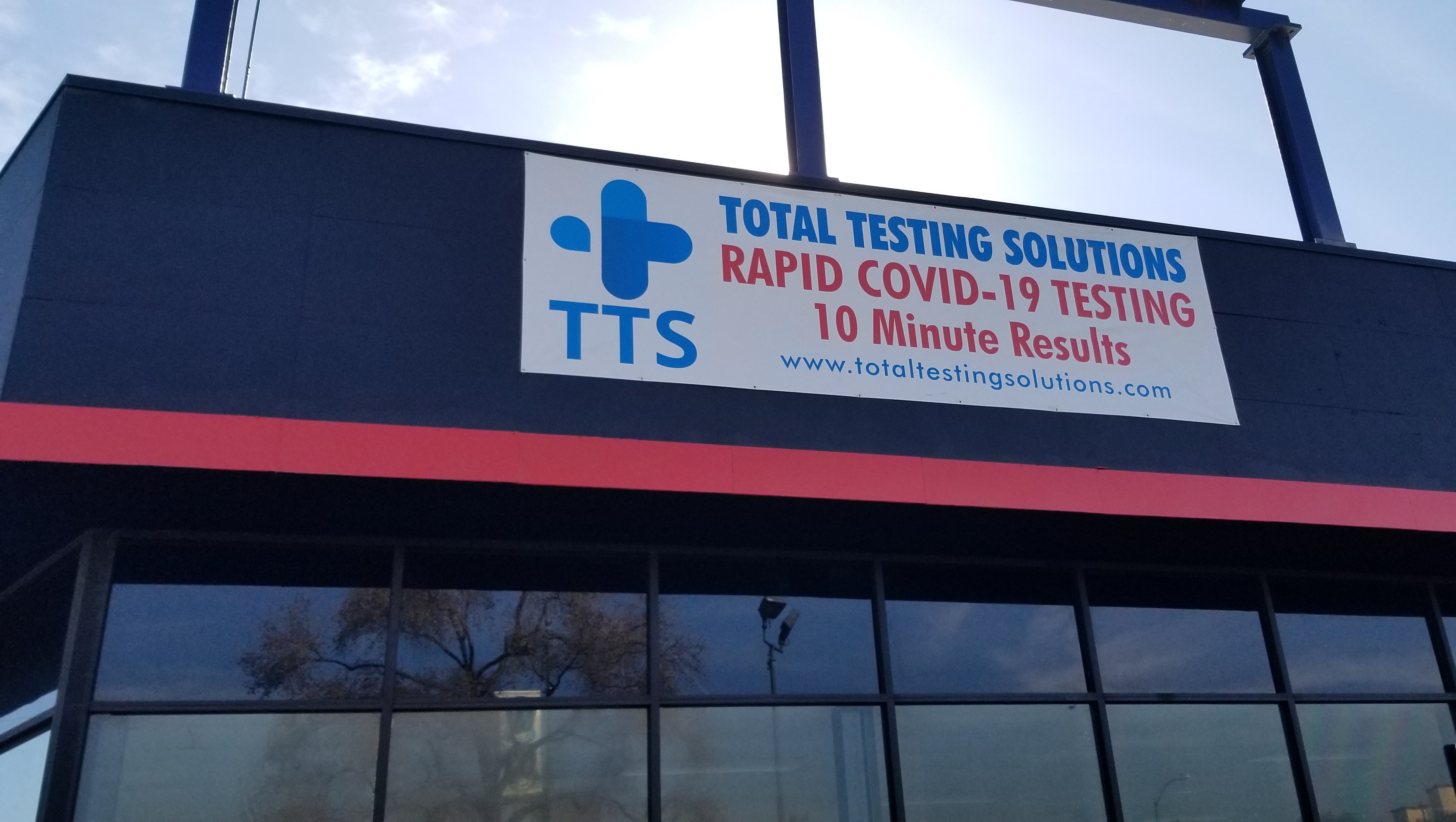 Read more about the article COVID Testing Center Banners Spread Awareness for a Vital Service