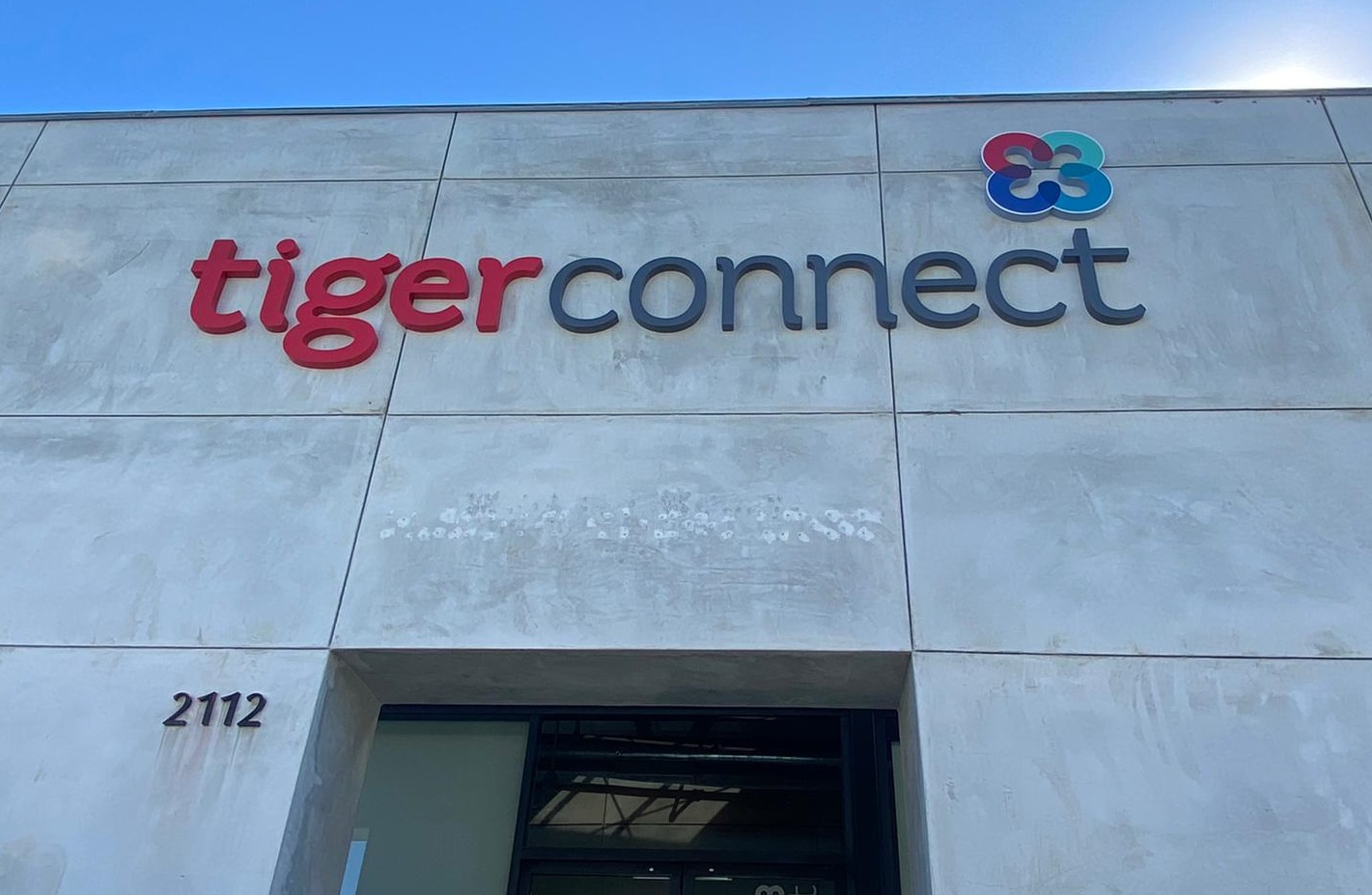 You are currently viewing Building Dimensional Letter Sign for Tiger Connect in Santa Monica