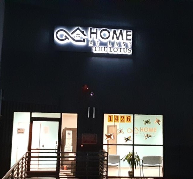Read more about the article Night Shot of Halo Lit Channel Letters for Home at Last in Los Angeles