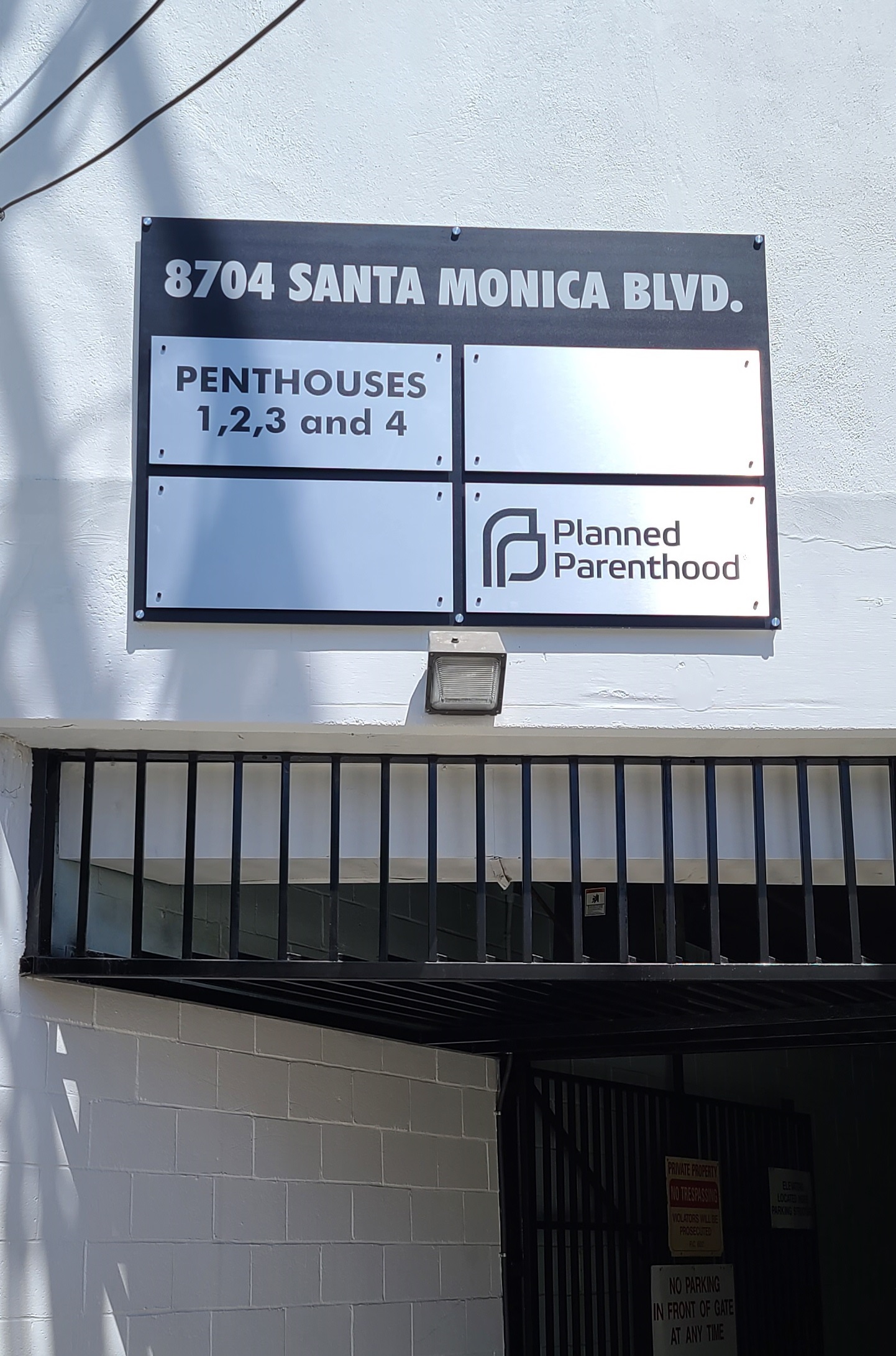Read more about the article Parking Lot Sign Package for Ronco Investments Inc. in Beverly Hills