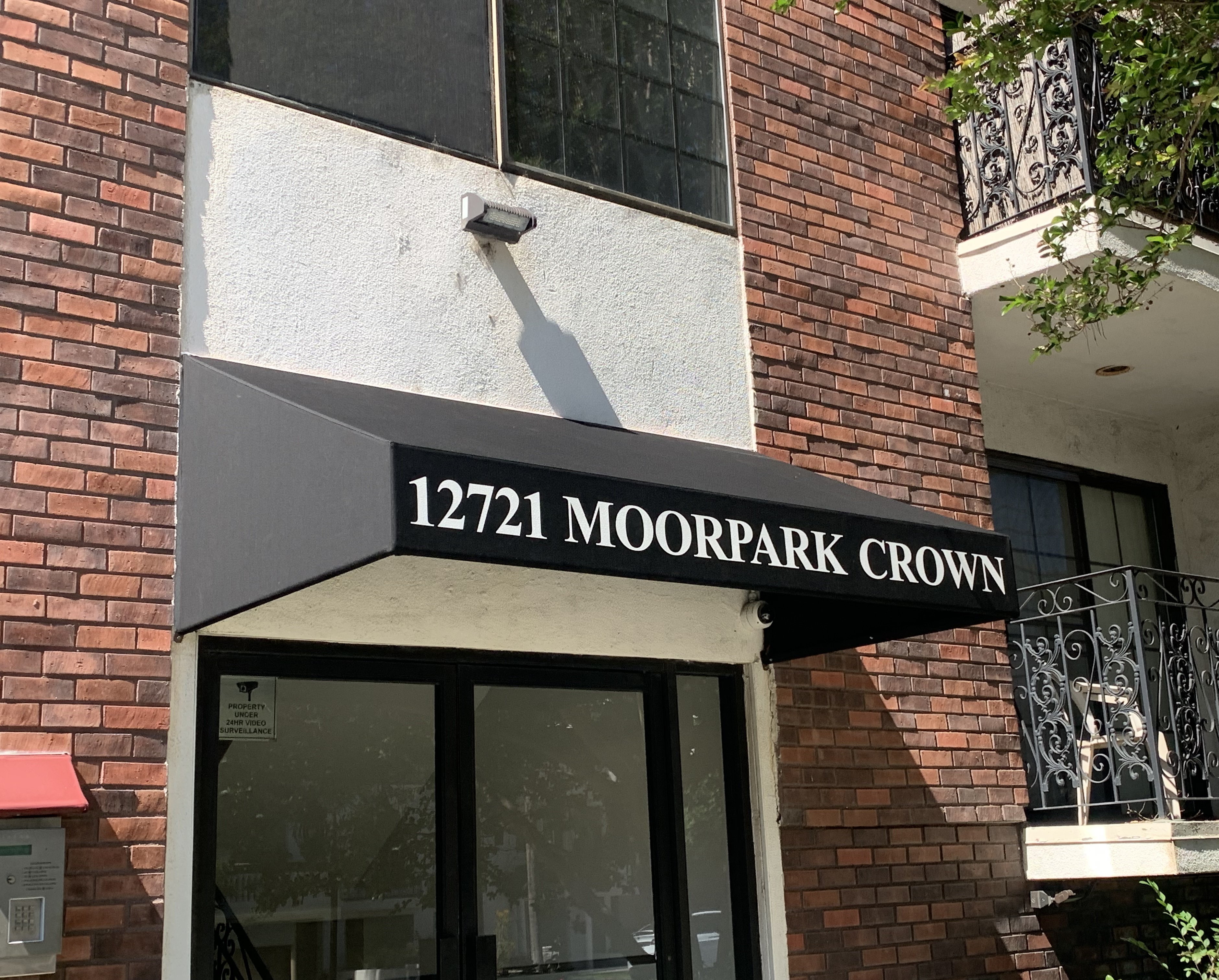 Read more about the article Apartment Entrance Awning Sign for Moorpark Crown Apartments in Los Angeles