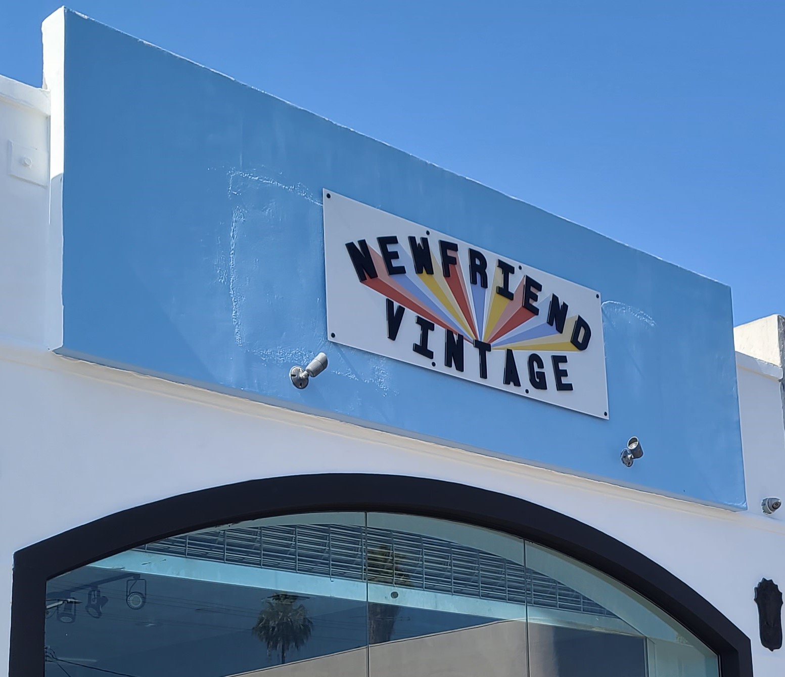 You are currently viewing Custom Storefront Sign for Newfriend Vintage in Los Angeles