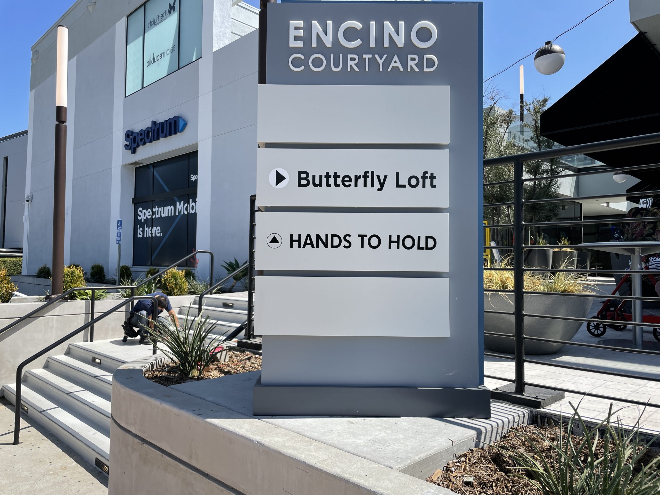 You are currently viewing Outdoor Wayfinding Signs for Hands to Hold in Encino Courtyard
