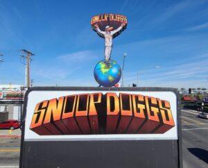 Read more about the article Pylon Sign Installation for Snoopy’s at Inglewood