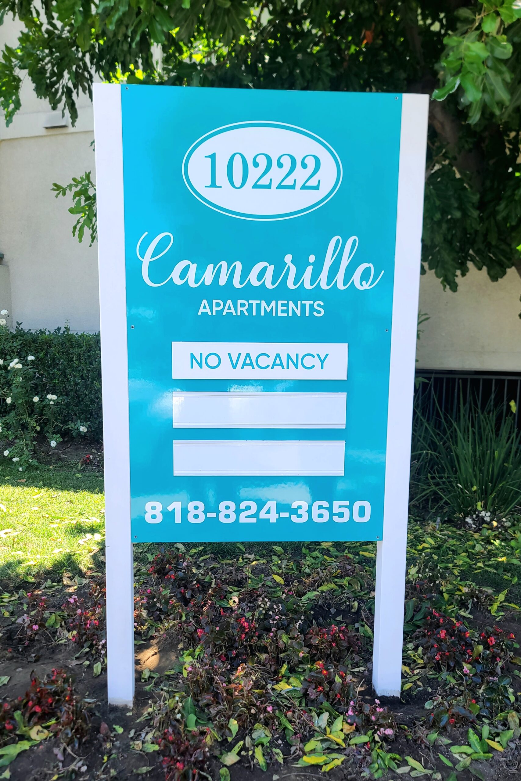 Clear and visible informative apartments sign