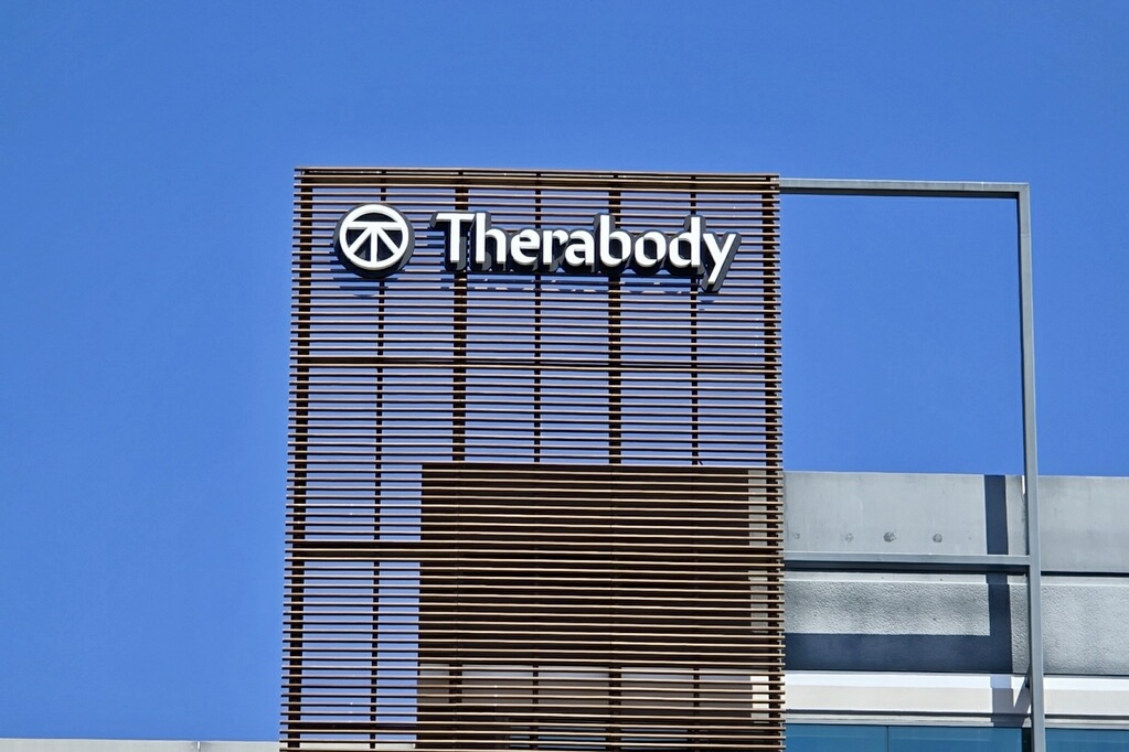 Backlit Therabody channel letters with white painted aluminum and a sleek black raceway.
