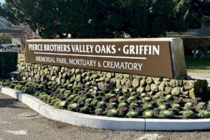 Read more about the article Pierce Bros stone monument signs Westlake Village