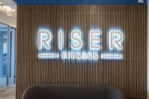 Read more about the article Fitness Centre Signage Riser Fitness Costa Mesa 91723