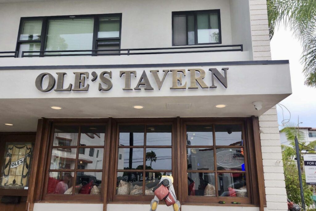 Front wall illuminated bar sign Ole’s Tavern San Clemente with brass finish and RGB LEDs