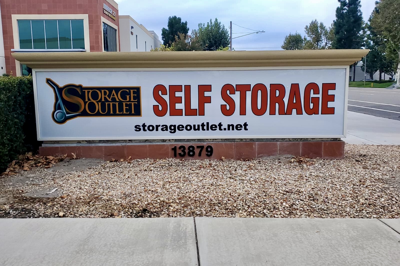 You are currently viewing Monument and Pole Signs for Storage Outlet in Chino & El Monte